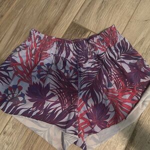 Lululemon will the wave short in twisted tropic hydrangea